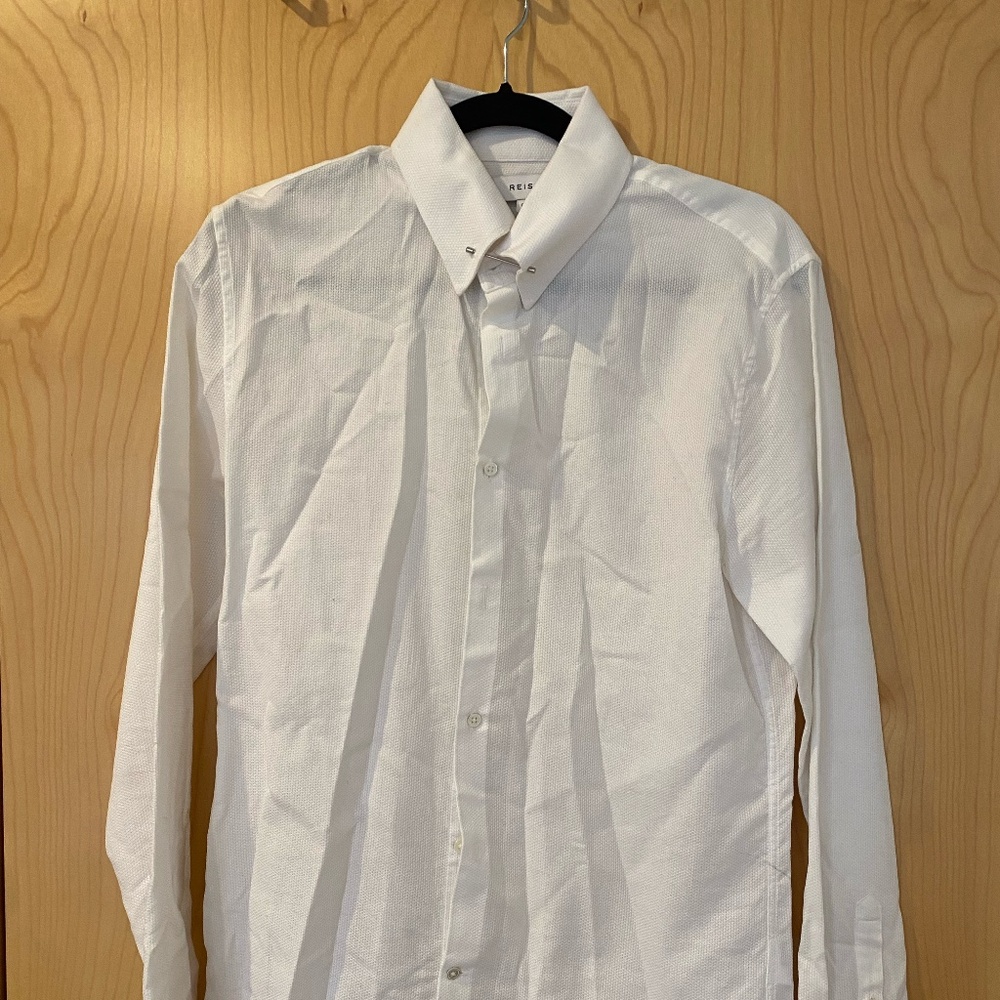 White Men's slim fit shirt with tie bar